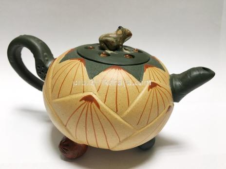 Чайник глиняный Лягушка на лотосе 200 мл ручной работы