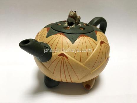 Чайник глиняный Лягушка на лотосе 200 мл ручной работы